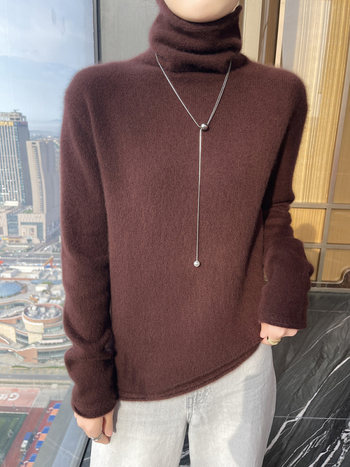 Jaka ar kapuci no kašmīra un vilnas maisījuma, brīvs siluets, garas piedurknes, bieza adījums, vienkrāsains raksts