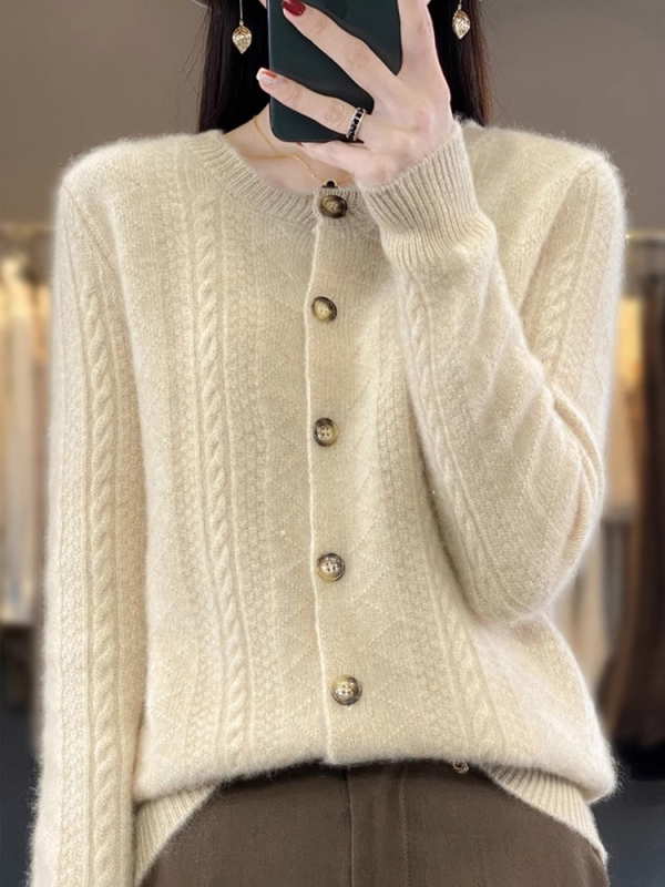 женски кардиган с поло яка, дълги ръкави, свободен силует, едноредово закопчаване — есен 2025