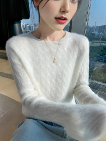 Pulover tricotat din lână cu model torsadă, guler rotund, croială lejeră — Primăvara 2025, 95%+ lână