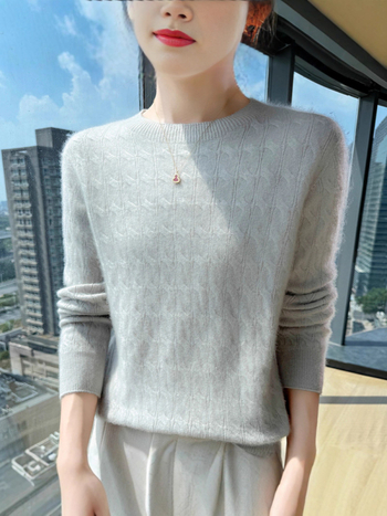 Pulover tricotat din lână cu model torsadă, guler rotund, croială lejeră — Primăvara 2025, 95%+ lână