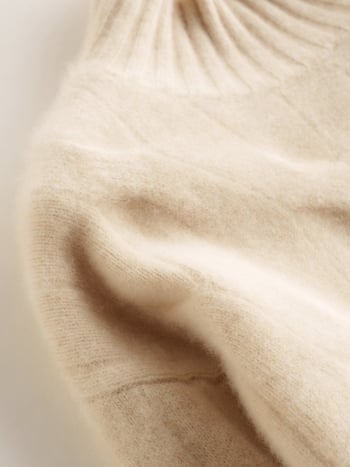 Kašmir pulover s uzorkom uvijenog cvijeta, polu-visoki ovratnik, udoban ležerni kroj, sadržaj kašmira 30–50%