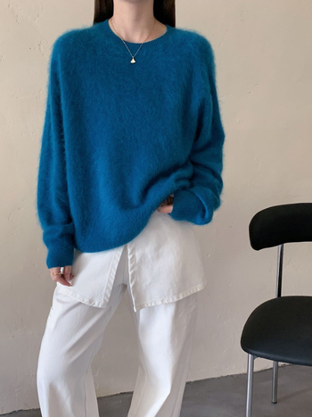 Pulover tricotat din amestec cașmir-lână, fără cusături, culoare uni, guler rotund, mâneci lungi, croială lejeră, lungime 50–65 cm