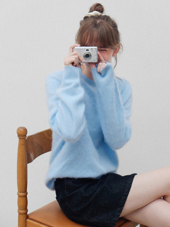 Pulover tricotat din amestec cașmir-lână, fără cusături, culoare uni, guler rotund, mâneci lungi, croială lejeră, lungime 50–65 cm