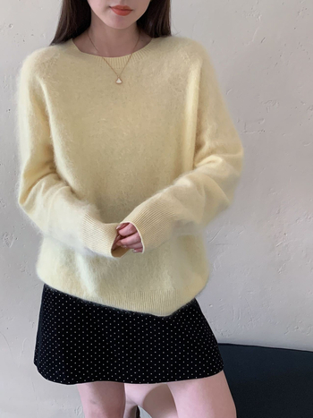 Pulover tricotat din amestec cașmir-lână, fără cusături, culoare uni, guler rotund, mâneci lungi, croială lejeră, lungime 50–65 cm