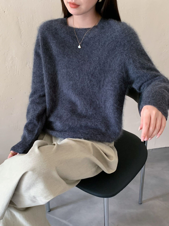 Pulover tricotat din amestec cașmir-lână, fără cusături, culoare uni, guler rotund, mâneci lungi, croială lejeră, lungime 50–65 cm