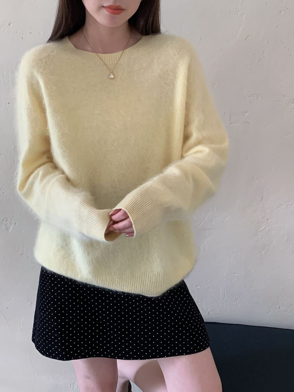 Pulover tricotat din amestec cașmir-lână, fără cusături, culoare uni, guler rotund, mâneci lungi, croială lejeră, lungime 50–65 cm