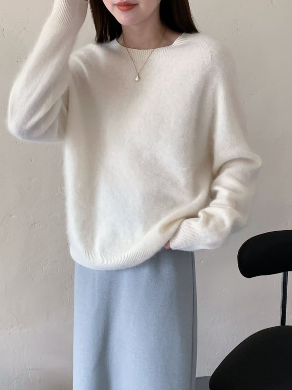 Pulover tricotat din amestec cașmir-lână, fără cusături, culoare uni, guler rotund, mâneci lungi, croială lejeră, lungime 50–65 cm