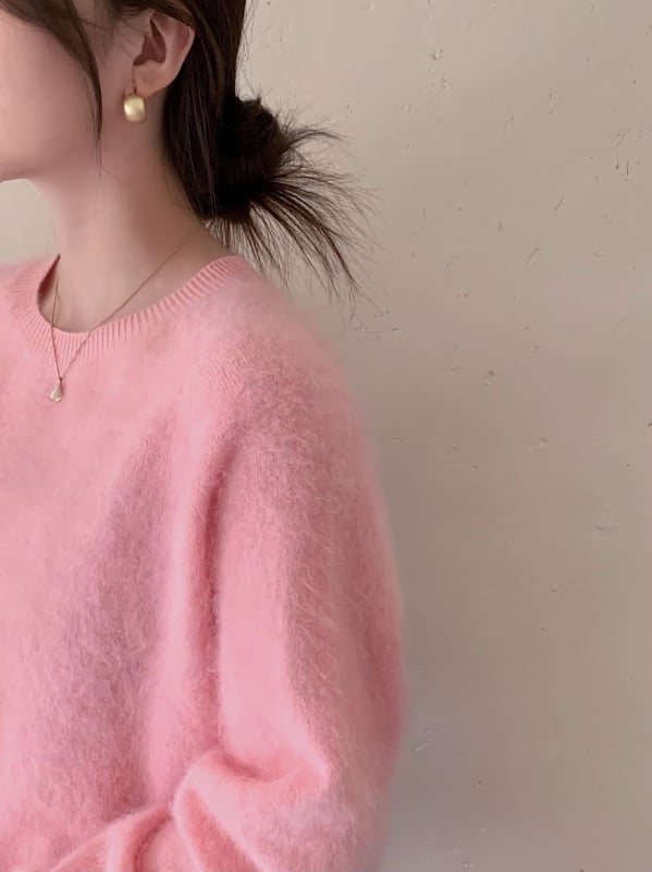 Pulover tricotat din amestec cașmir-lână, fără cusături, culoare uni, guler rotund, mâneci lungi, croială lejeră, lungime 50–65 cm