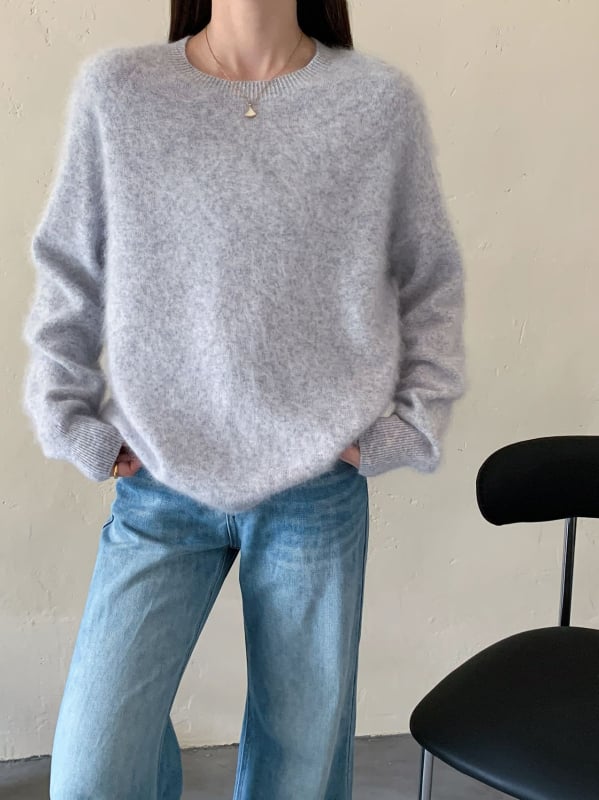 Pulover tricotat din amestec cașmir-lână, fără cusături, culoare uni, guler rotund, mâneci lungi, croială lejeră, lungime 50–65 cm