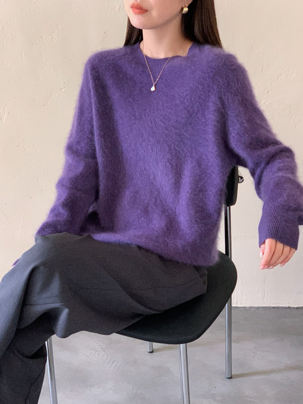 Pulover tricotat din amestec cașmir-lână, fără cusături, culoare uni, guler rotund, mâneci lungi, croială lejeră, lungime 50–65 cm