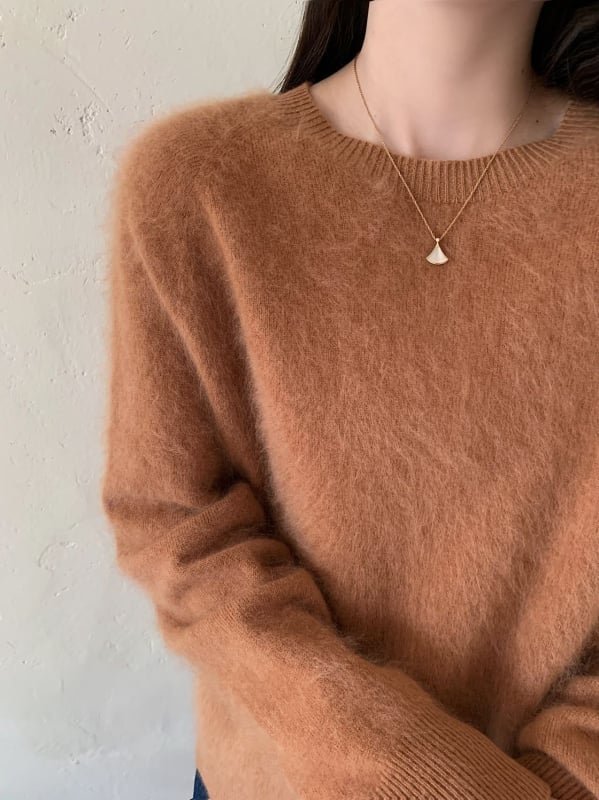 Pulover tricotat din amestec cașmir-lână, fără cusături, culoare uni, guler rotund, mâneci lungi, croială lejeră, lungime 50–65 cm