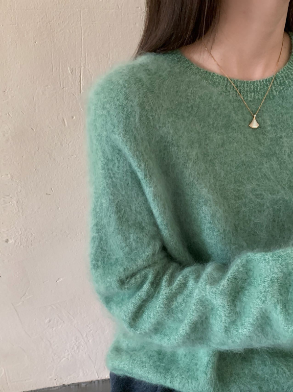 Pulover tricotat din amestec cașmir-lână, fără cusături, culoare uni, guler rotund, mâneci lungi, croială lejeră, lungime 50–65 cm