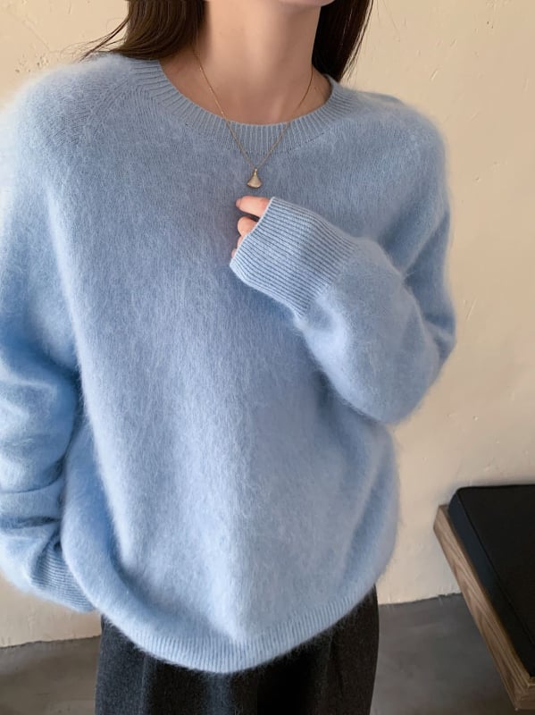 Pulover tricotat din amestec cașmir-lână, fără cusături, culoare uni, guler rotund, mâneci lungi, croială lejeră, lungime 50–65 cm