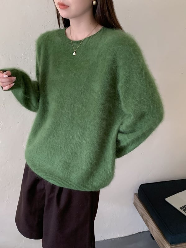 Pulover tricotat din amestec cașmir-lână, fără cusături, culoare uni, guler rotund, mâneci lungi, croială lejeră, lungime 50–65 cm