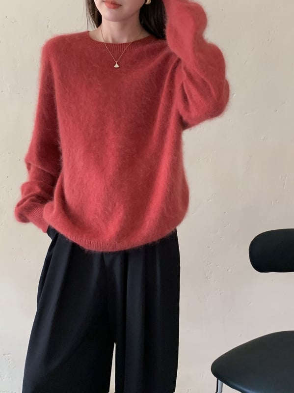 Pulover tricotat din amestec cașmir-lână, fără cusături, culoare uni, guler rotund, mâneci lungi, croială lejeră, lungime 50–65 cm