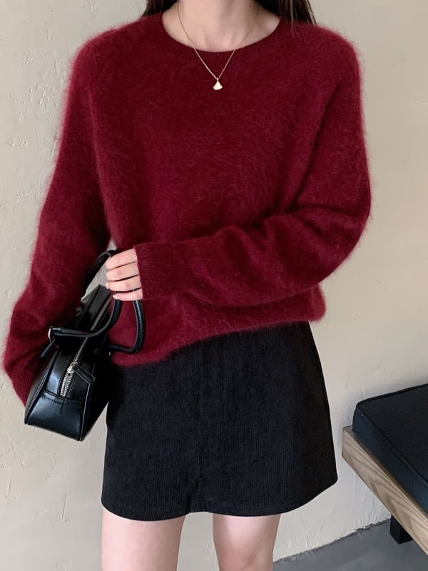 Pulover tricotat din amestec cașmir-lână, fără cusături, culoare uni, guler rotund, mâneci lungi, croială lejeră, lungime 50–65 cm