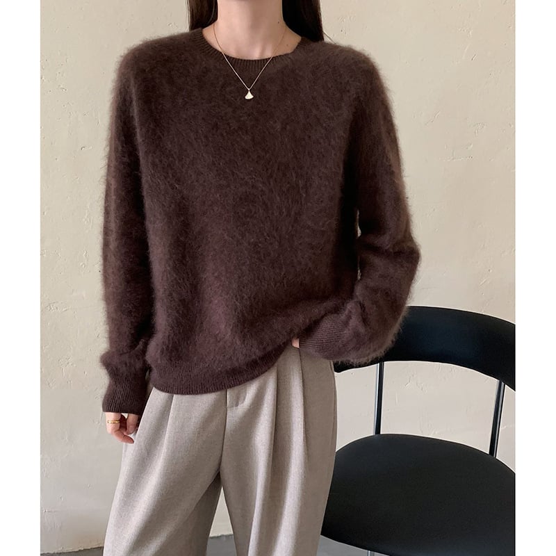 Pulover tricotat din amestec cașmir-lână, fără cusături, culoare uni, guler rotund, mâneci lungi, croială lejeră, lungime 50–65 cm