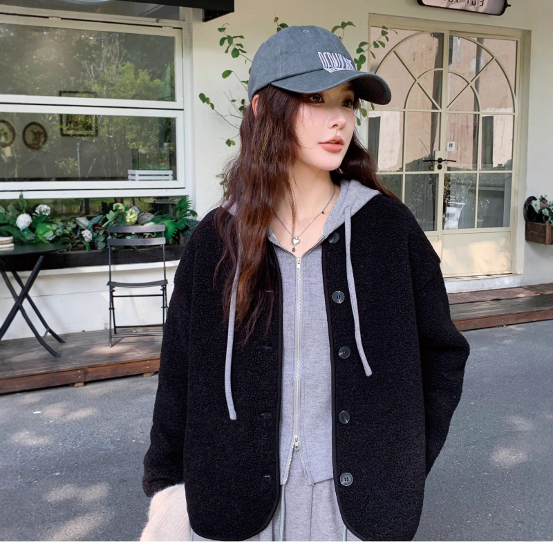 Cardigan damă din fleece Sherpa imitatie, croială lejeră, mâneci lungi, amestec poliester 95%+, căptușeală: 91.9% poliester, 5.2% elastan, 1.6% viscose, 0.7% lână de oaie, 0.6% mătase dud, Iarna 2025