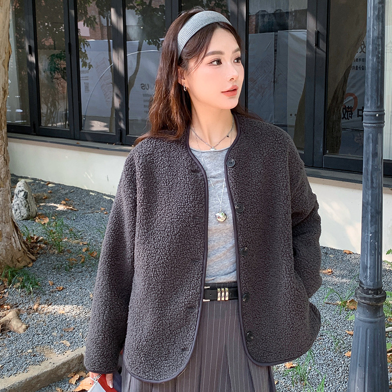 Cardigan damă din fleece Sherpa imitatie, croială lejeră, mâneci lungi, amestec poliester 95%+, căptușeală: 91.9% poliester, 5.2% elastan, 1.6% viscose, 0.7% lână de oaie, 0.6% mătase dud, Iarna 2025