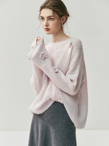 Pulover damă din amestec casmir-silcă, guler rotund, croială lejeră, mâneci lungi, motiv croșetat cu camelia