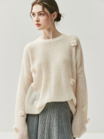 Pulover damă din amestec casmir-silcă, guler rotund, croială lejeră, mâneci lungi, motiv croșetat cu camelia