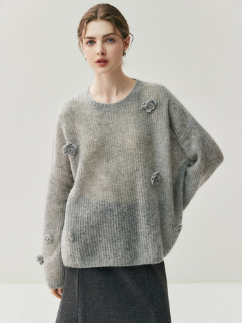 Pulover damă din amestec casmir-silcă, guler rotund, croială lejeră, mâneci lungi, motiv croșetat cu camelia