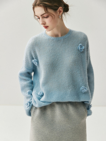 Pulover damă din amestec casmir-silcă, guler rotund, croială lejeră, mâneci lungi, motiv croșetat cu camelia