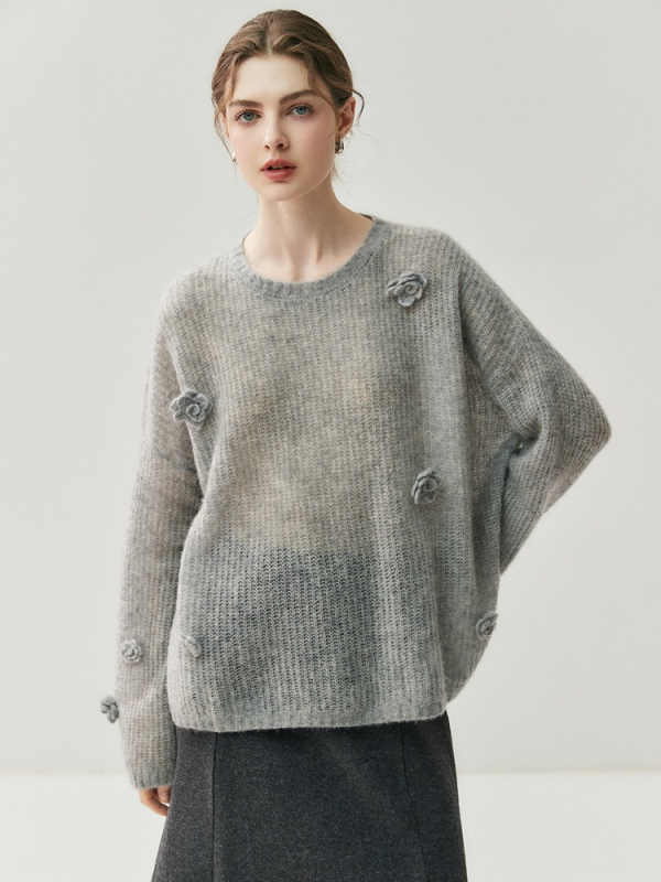 Pulover damă din amestec casmir-silcă, guler rotund, croială lejeră, mâneci lungi, motiv croșetat cu camelia