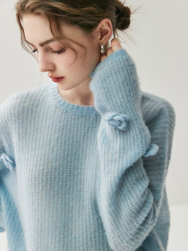 Pulover damă din amestec casmir-silcă, guler rotund, croială lejeră, mâneci lungi, motiv croșetat cu camelia