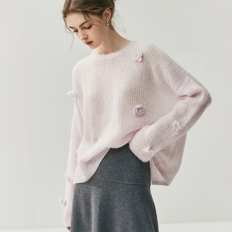 Pulover damă din amestec casmir-silcă, guler rotund, croială lejeră, mâneci lungi, motiv croșetat cu camelia