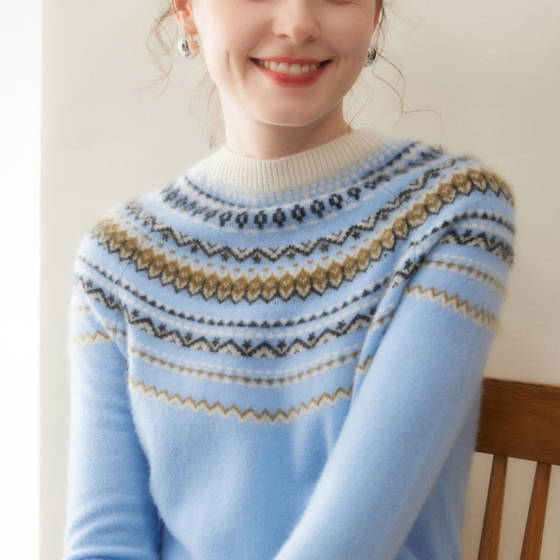 Pulover damă cu jacquard dungat din amestec de cașmir și lână, guler semi‑turtleneck, mâneci raglan, stil urban elegant pentru purtare zilnică