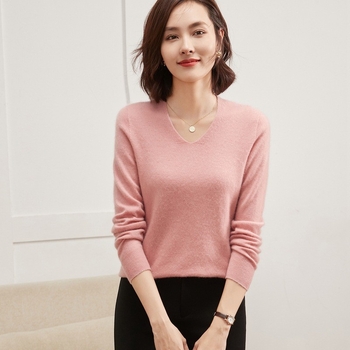 Pulover din amestec de cașmir și lână, decolteu în V, mâneci lungi, croială lejeră, lungime scurtă