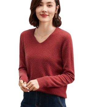 Pulover din amestec de cașmir și lână, decolteu în V, mâneci lungi, croială lejeră, lungime scurtă