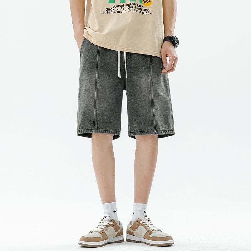 Muške hlače srednje dužine s ravnim krojem, struk se zatvara vezicom, lagana pamuk tkanina, panelni dizajn, ljeto 2025