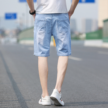 Șort denim cu croială dreaptă, talie medie, amestec de bumbac (69.8% bumbac, 27.8% poliester, 0.6% viscose, 1.8% elastan), finisaj spălat