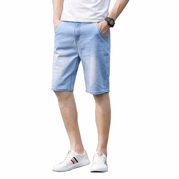 Șort denim cu croială dreaptă, talie medie, amestec de bumbac (69.8% bumbac, 27.8% poliester, 0.6% viscose, 1.8% elastan), finisaj spălat