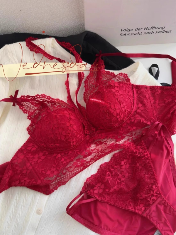 Csipkés nyakba lógó melltartó, 3/4-es kosár, nejlon, hátul három sor csattal, levehető nyakpánt