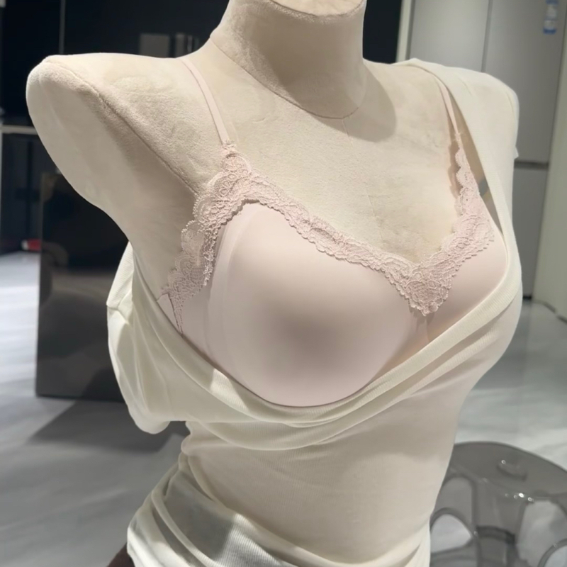 Franču stila pilnkupes krūšturis ar mežģīnēm, bez stieņiem, sānu atbalsts, neilona audums