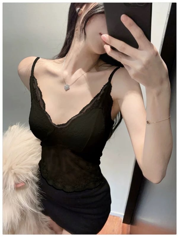 Pleteni top s gumbima i poluotvorenim V-izrezom, ribana tekstura, uski kroj, proljeće 2025