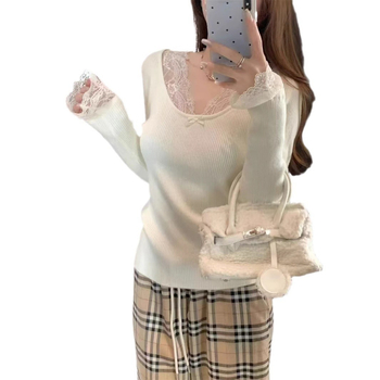 V-nyakú bársony kötött felső, masnival és csipke díszítéssel, hosszú ujjak, karcsú szabás