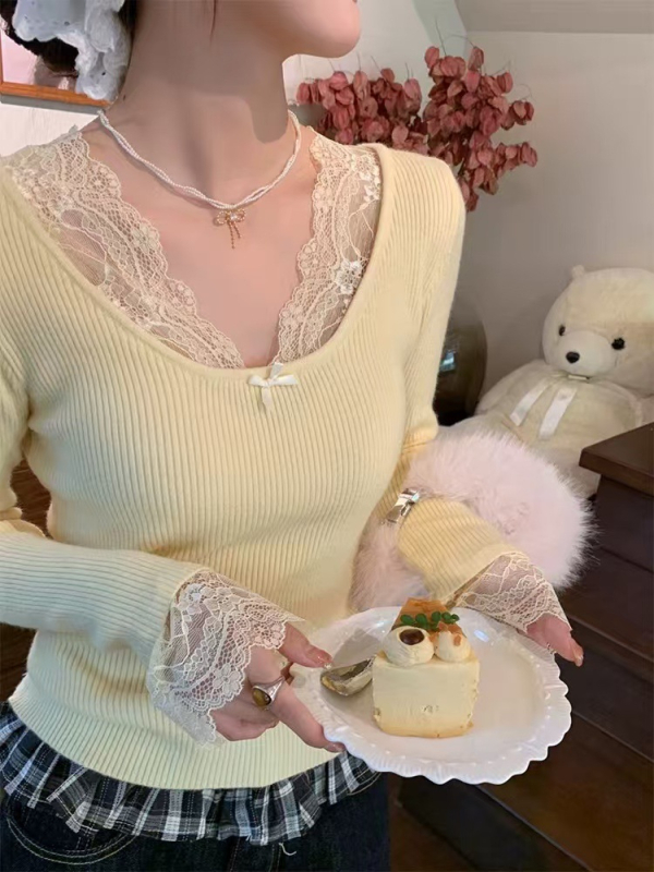 V-nyakú bársony kötött felső, masnival és csipke díszítéssel, hosszú ujjak, karcsú szabás