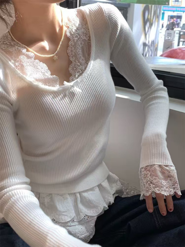 V-nyakú bársony kötött felső, masnival és csipke díszítéssel, hosszú ujjak, karcsú szabás