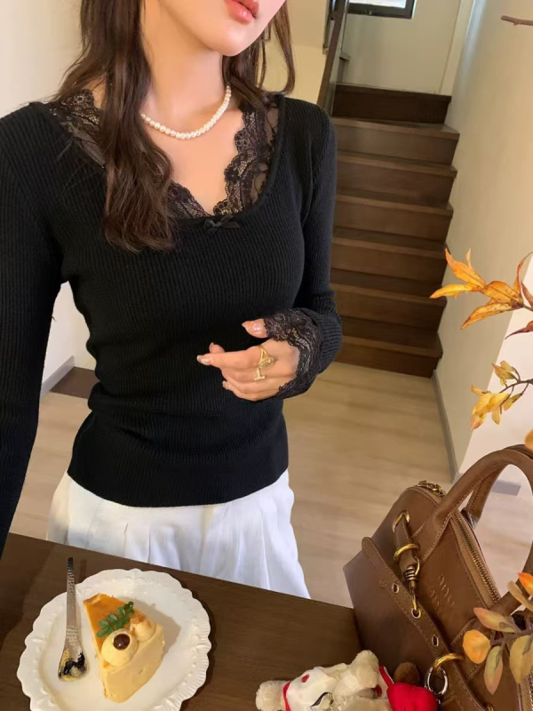 V-nyakú bársony kötött felső, masnival és csipke díszítéssel, hosszú ujjak, karcsú szabás