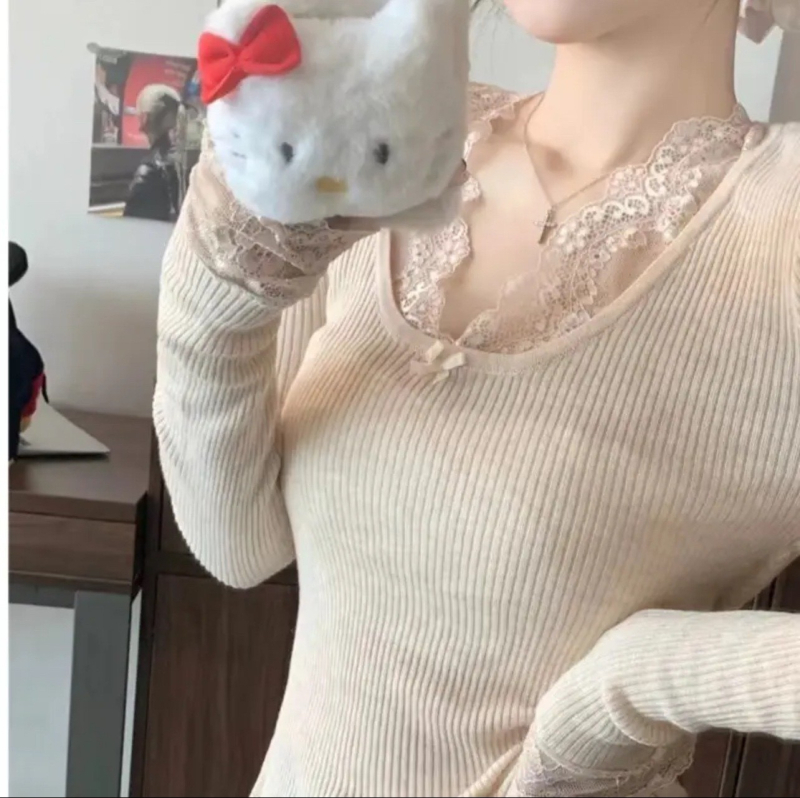 V-nyakú bársony kötött felső, masnival és csipke díszítéssel, hosszú ujjak, karcsú szabás