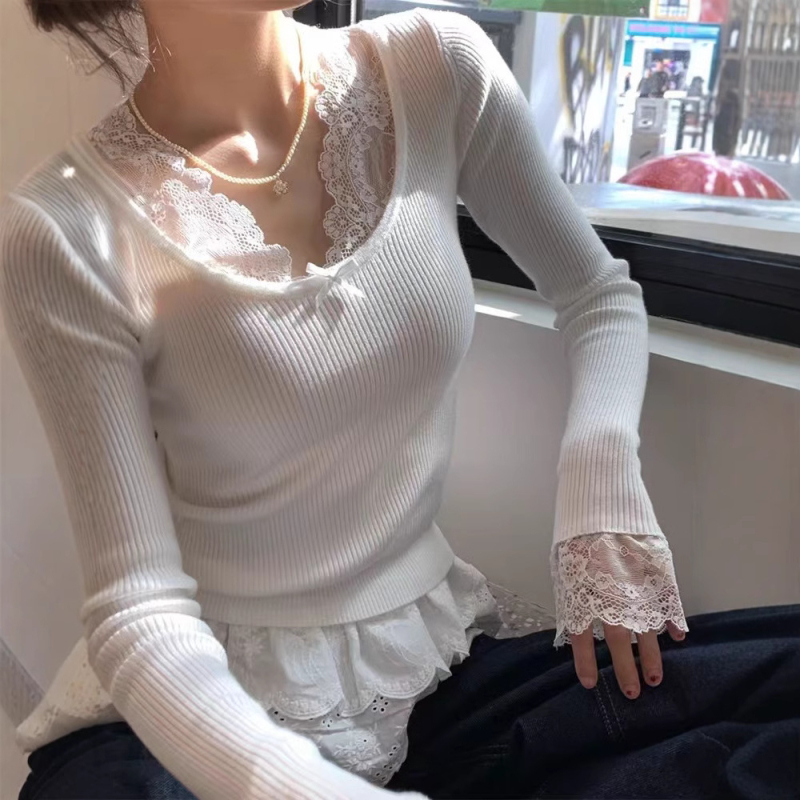 V-nyakú bársony kötött felső, masnival és csipke díszítéssel, hosszú ujjak, karcsú szabás