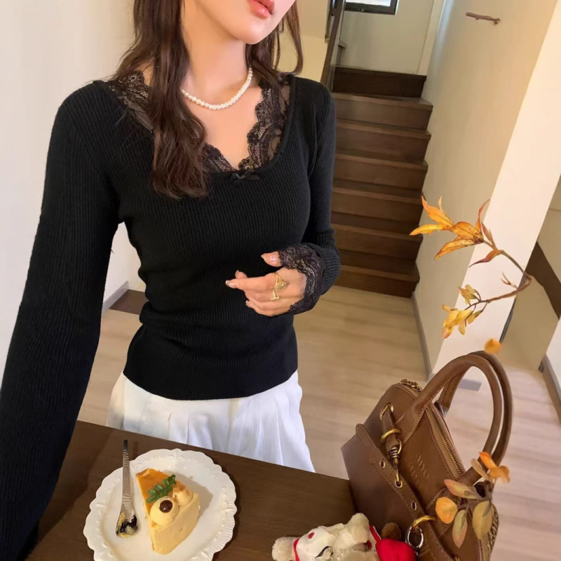 V-nyakú bársony kötött felső, masnival és csipke díszítéssel, hosszú ujjak, karcsú szabás