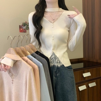 Svetrový top v štýle cardigan s halterneckom a V-krkom, čipkové detaily, úzky strih, dlhé rukávy, zmes polyester-elastan (Jar 2025)