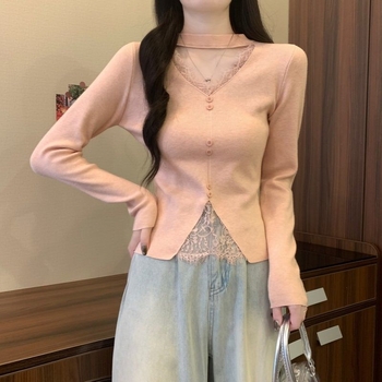 Svetrový top v štýle cardigan s halterneckom a V-krkom, čipkové detaily, úzky strih, dlhé rukávy, zmes polyester-elastan (Jar 2025)