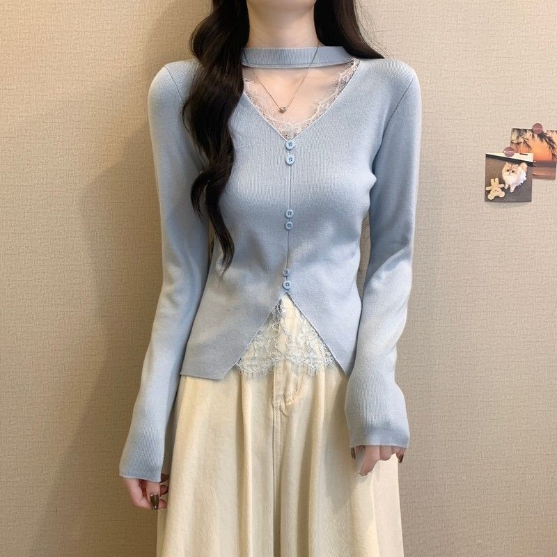 Svetrový top v štýle cardigan s halterneckom a V-krkom, čipkové detaily, úzky strih, dlhé rukávy, zmes polyester-elastan (Jar 2025)