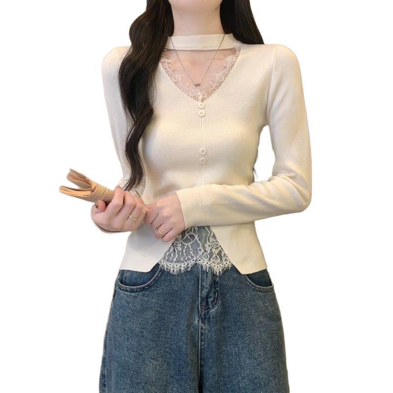 Svetrový top v štýle cardigan s halterneckom a V-krkom, čipkové detaily, úzky strih, dlhé rukávy, zmes polyester-elastan (Jar 2025)